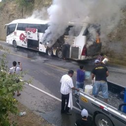 Se incendia bus de orquesta Grupo5 y 10 músicos salvan de morir (VIDEO) rated a 5